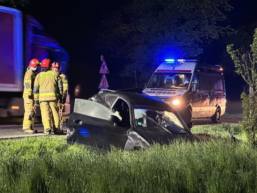 Wypadek na wjeździe do Wielunia.Kierowca hyundaia uderzył w dwa zaparkowane mercedesy