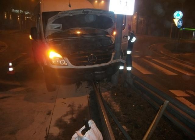 Wypadek w Skarżysku-Kamiennej. Mercedes uderzył w latarnię [zdjęcia]