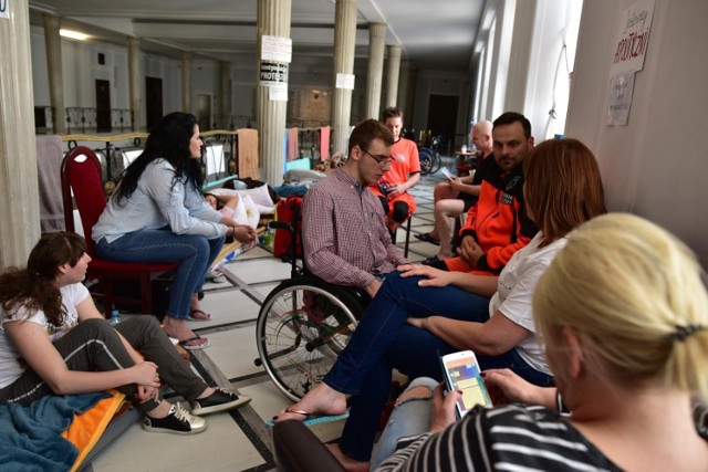 Protest rodziców dzieci niepełnosprawnych w Sejmie w ubiegłym roku