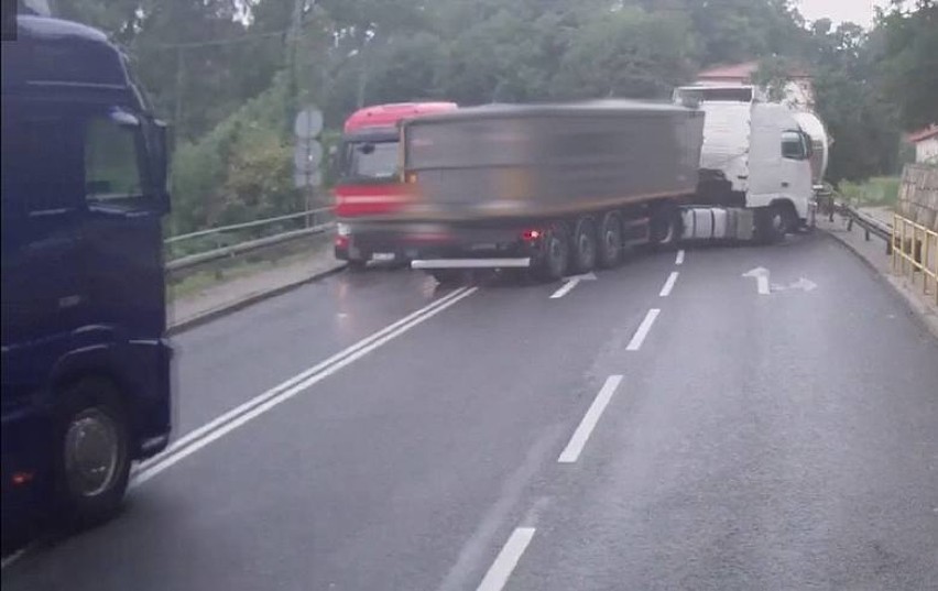 Wypadek trzech tirów w Bardzie