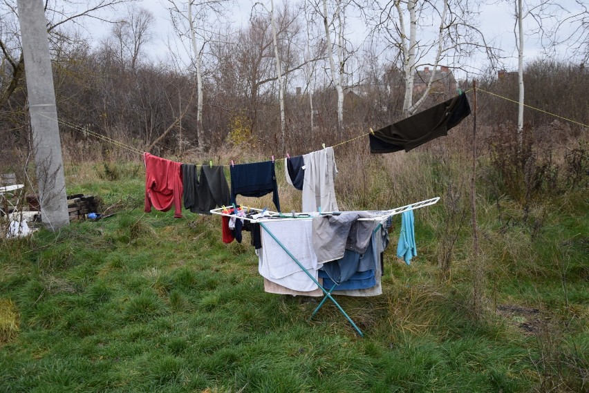 Z domów komunalnych do kontenerów na ulicy Zimowej. Zobacz, jak mieszka kilku mieszkańców Sokółki 