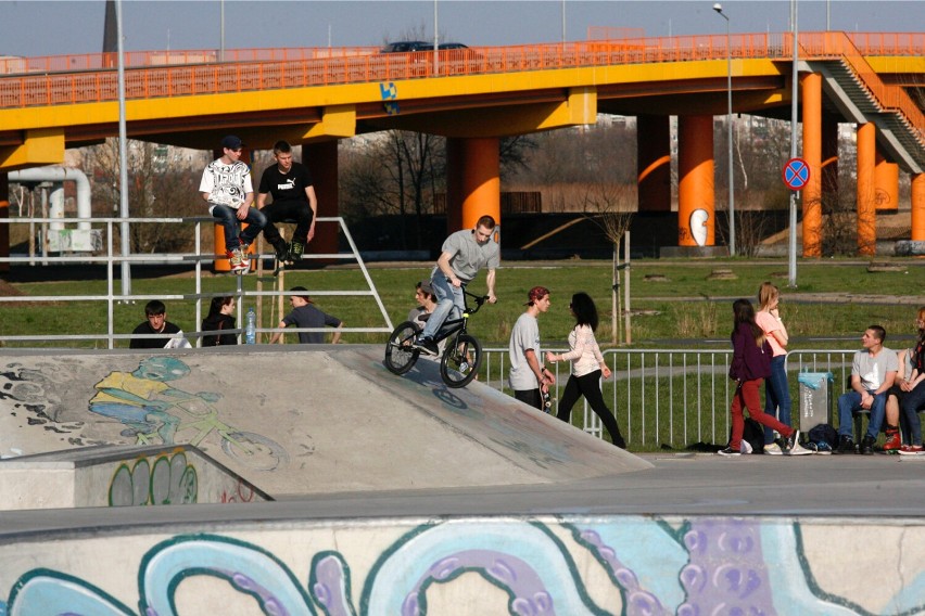 Skatepark w Parku Bielańskim w Legnicy zostanie rozbudowany. Powstanie tu dwupoziomowa minirampa