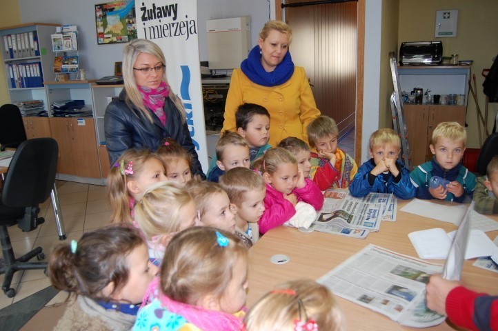 Przedszkolaki z Wesołych Smerfików w nowodworskiej redakcji...