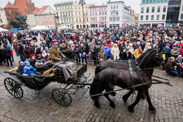 Obchody Święta Niepodległości 2017.
Tak wyglądały uroczystości przed rokiem na Starym Rynku. Organizatorzy zapowiadają, że w tym roku będzie jeszcze huczniej