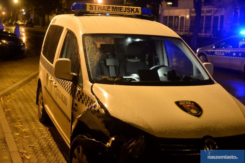 Wypadek z udziałem radiowozu straży miejskiej na ulicy Chopina we Włocławku [zdjęcia]