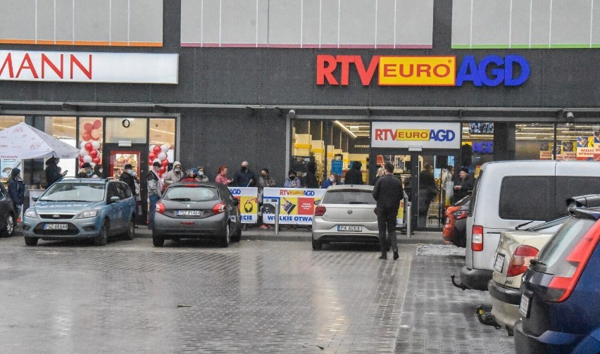 Rok temu przy ulicy Dworcowej w Szamotułach otwarto park handlowy Multibox. Mieszkańcy i mieszkanki pospieszyli na zakupy!