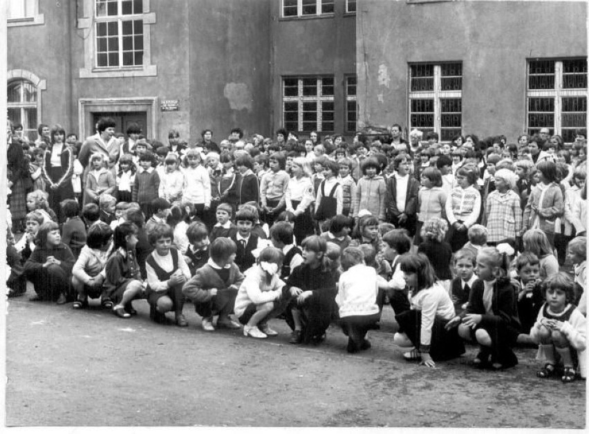 Szkoła Podstawowa nr 2 w Oleśnicy na starej fotografii