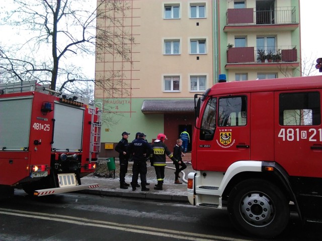 Pożar w Lubinie przy ul. Traugutta. Ogień pojawił się w mieszkaniu na 4 piętrze