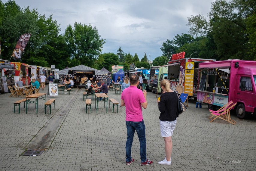 Tarnów. Wielka wyżerka przez najbliższy weekend. Obok Parku Strzeleckiegorozpoczął się pierwszy w tym sezonie zlot food trucków [ZDJĘCIA]