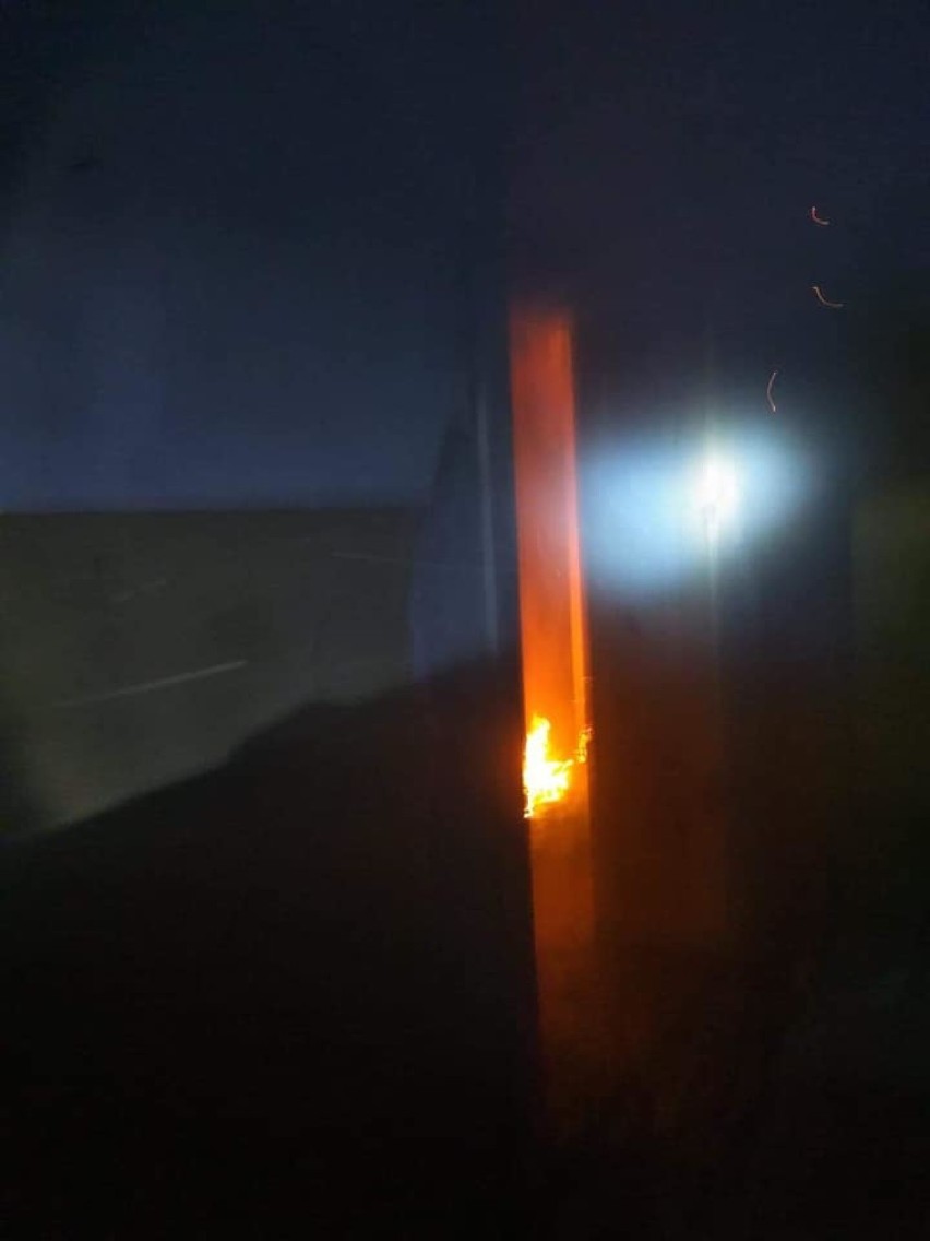 Pożar w dawnej papierni w Łomnicy! Zobacz zdjęcia z wnętrza budynku! [GALERIA]