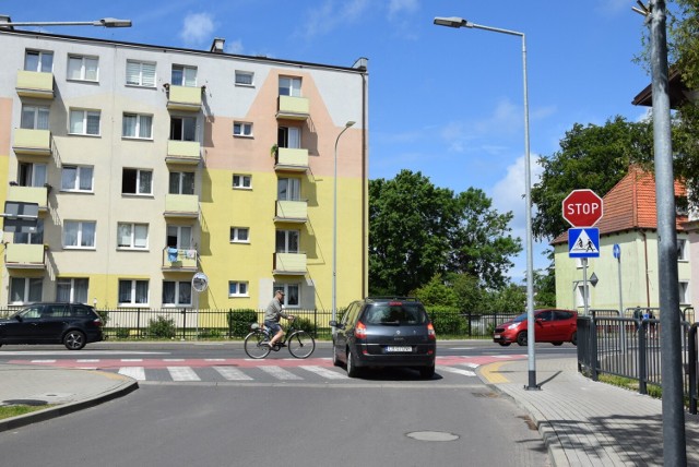 Kierowców wyjeżdżających z ulicy Polnej w Ustce obowiązuje znak STOP