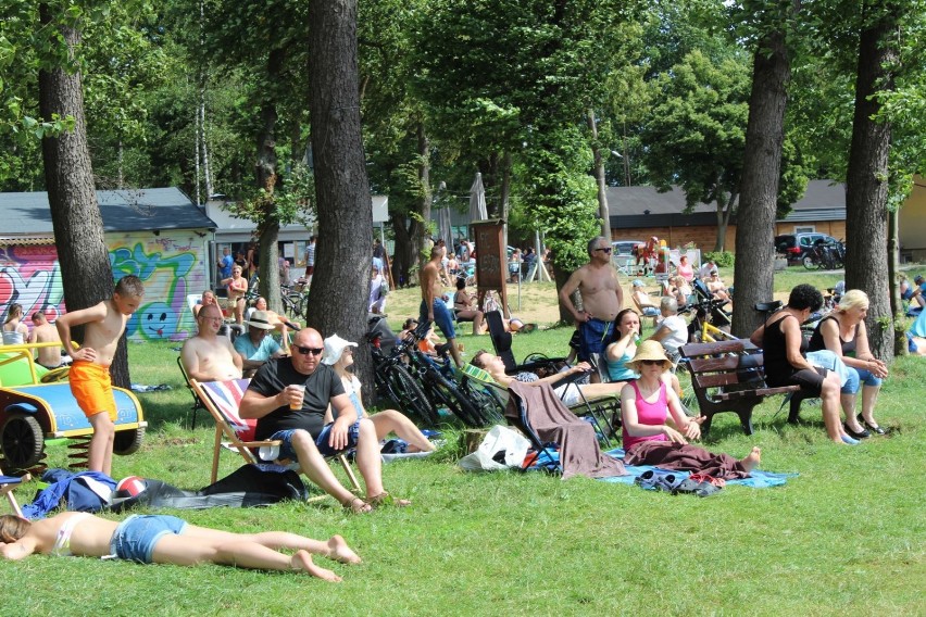 LESZNO. Choć kąpielisko w Osiecznej  oficjalnie nie jest czynne nad wodą wypoczywają tłumy [ZDJĘCIA]
