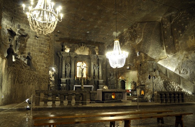 Jedna z najbardziej imponujących kaplic zlokalizowana jest w słynnej kopalni w Wieliczce. Tę największą podziemną świątynię na świecie znajdziecie na głębokości 101 metrów. Większość jej elementów wykonana jest z soli, a opracowanie samego wystroju trwało ok. 70 lat. 


