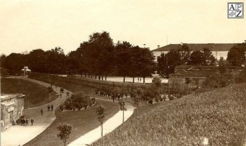 1926 rok. Park miejski w Zamościu. W tle widać gmach dawnej...