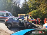 Poważny wypadek samochodowy w Rajbrocie koło Bochni. Są poszkodowani po czołowym zderzeniu dwóch aut. Na miejscu lądował śmigłowiec LPR