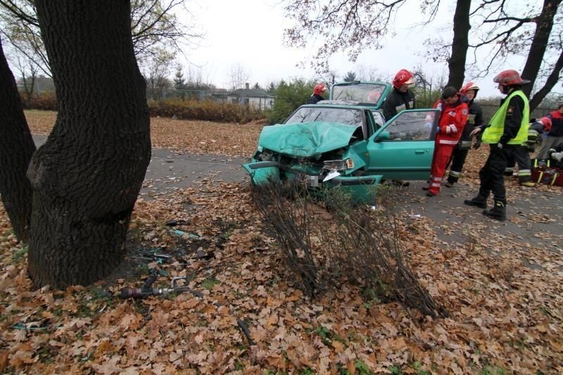 Wrocław: Skodą wjechała w drzewo. Dwie osoby ranne (ZDJĘCIA)