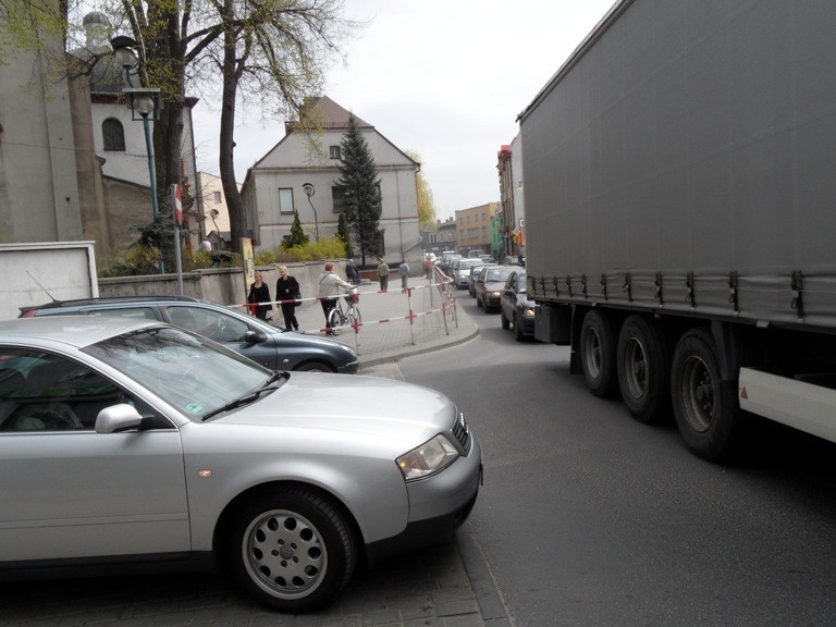 Dziś w Lublińcu dzień targowy, a do tego jutro zaczyna się długi weekend. Centrum jest w korkach