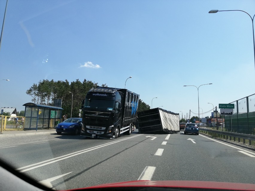 Przyczepa zatarasowała drogę w Białych Błotach. Były utrudnienia w ruchu [zdjęcia]