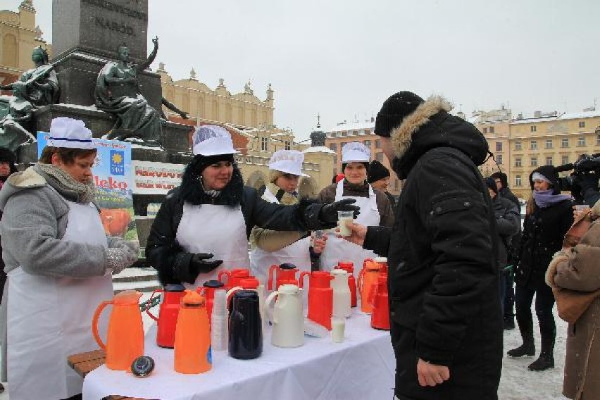 Narodowy Bar Mleczny na krakowskim Rynku: Protestowali przeciw cięciu dotacji [zdjęcia]