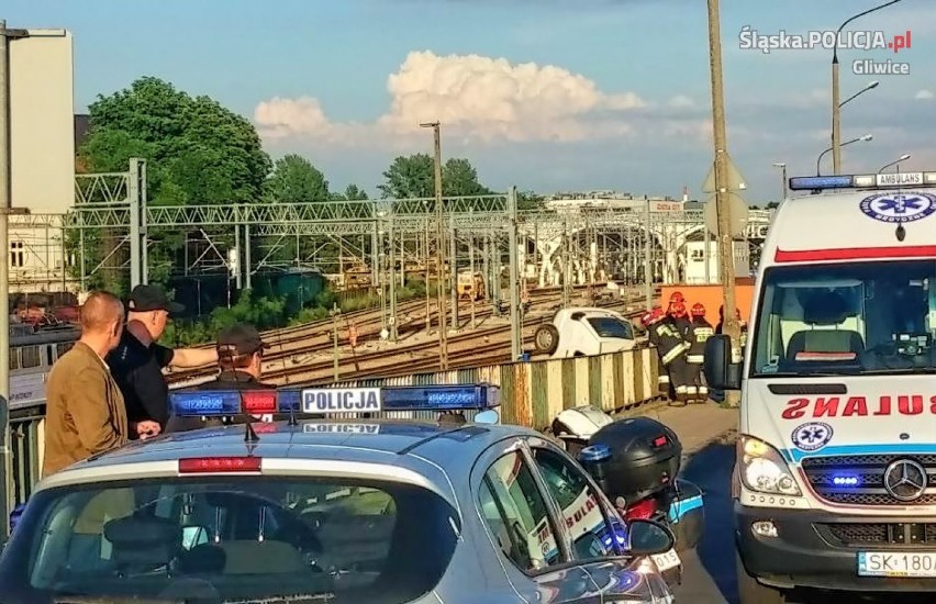 Wypadek w Gliwicach na wiadukcie przy dworcu. Samochód zawisł na skarpie [ZDJĘCIA]