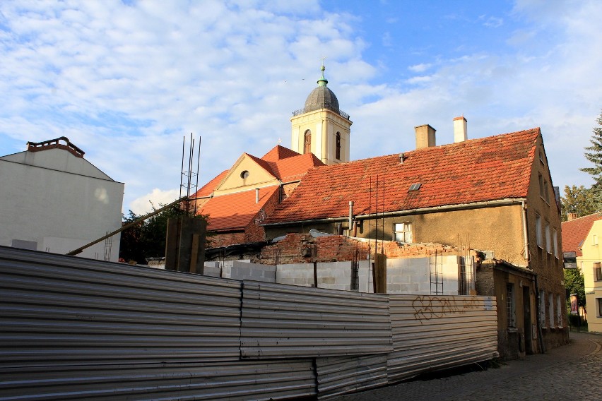 Zielona Góra: Samarytanin już zmienia widok ulicy Kościelnej [ZDJĘCIA]