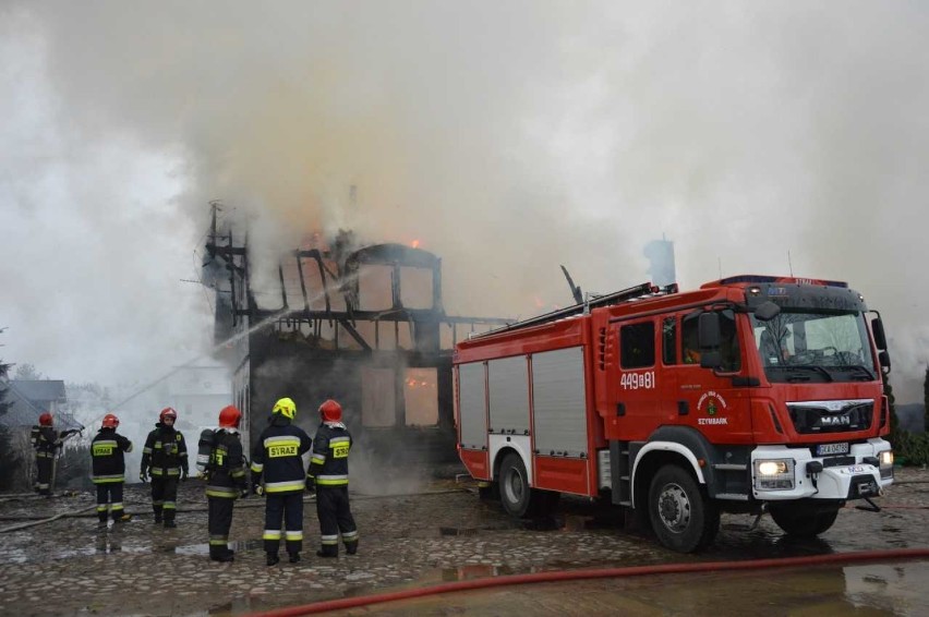 Pożar restauracji Przystanek Łosoś w Egiertowie. Na miejscu pracowało 19 jednostek straży pożarnej [zdjęcia,wideo]