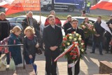 Rocznica katastrofy smoleńskiej w Piotrkowie. Złożyli tulipany pod pomnikiem