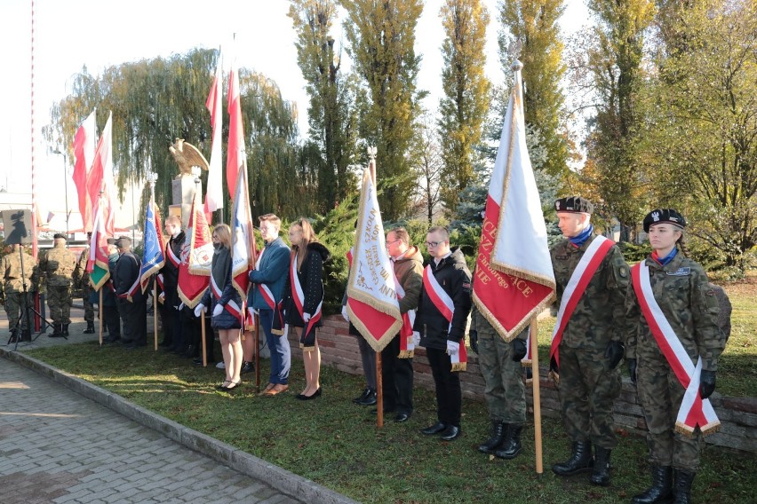 11 listopada mieszkańcy tradycyjnie zebrali pod Pomnikiem w...