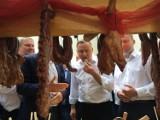 Prezydent Andrzej Duda na spotkaniu z gospodyniami w Pińczowie. Najbardziej smakowały mu ogórki [ZDJĘCIA, WIDEO]