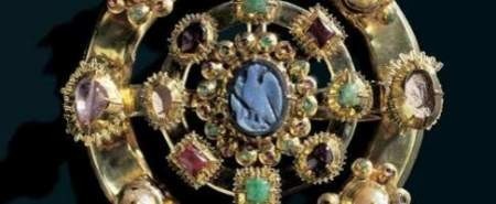 Złota zapona służyła do zapięcia płaszcza. Zabytek jest charakterystyczny dla złotnictwa z kręgu dworu francuskiego (&amp;copy; Edmund Witecki, Muzeum Narodowe