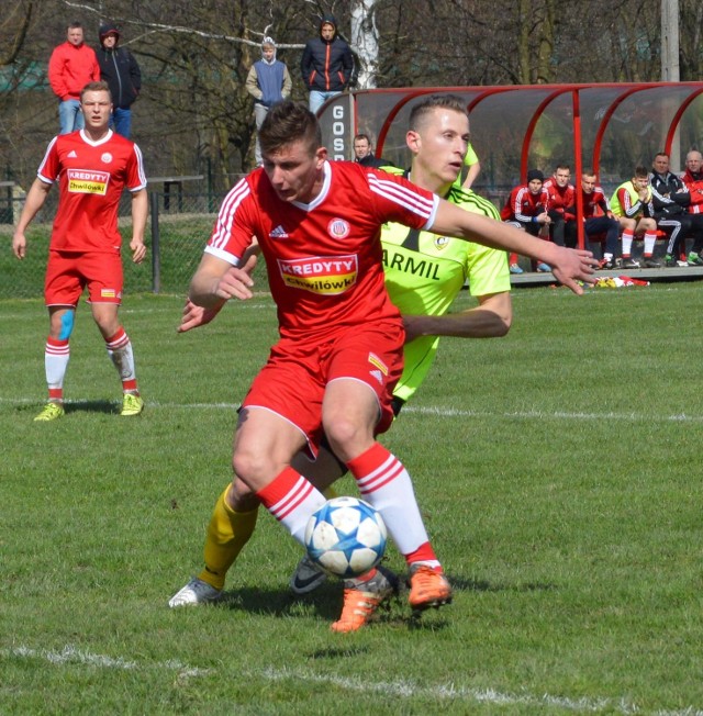 Dawid Wadas (przy piłce) w ostatniej akcji meczu w Muszynie upadł w polu karnym, ale sędzia nie dopatrzył się przewinienia zawodnika gospodarzy.