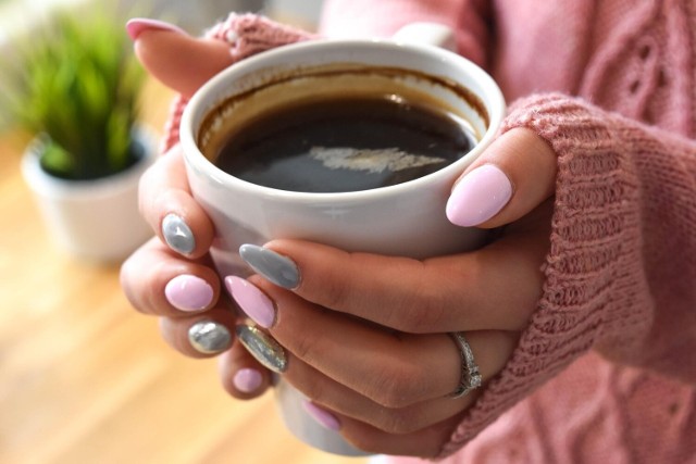 Wiele osób nie wyobraża sobie codziennego funkcjonowania bez solidnej dawki kofeiny. Nie tylko z rana, ale również w ciągu dnia. Pęd codziennego życia, dużo pracy, niewiele snu - to wszystko sprawia, że wielu z nas nawet kilka razy dziennie sięga po kawę. Często nie zdajemy sobie jednak sprawy, że zbyt duże ilości kofeiny dostarczane naszemu organizmowi mogą mieć dla naszego zdrowia poważne konsekwencje.

Kofeina znajduje się nie tylko w kawie, ale również w wielu innych napojach, po które sięgamy w ciągu dnia. Często dla samych walorów smakowych, ale także dla pobudzenia naszego organizmu i umysłu. Coraz szybsze tempo życia, wiele pracy, coraz mniej snu sprzyjają sięganiu po kawę i inne produkty zawierające kofeinę. A stąd droga do przedawkowania kofeiny nie jest wcale taka długa.

Jak rozpoznać, że pijemy za dużo kawy? Jakie sygnały wysyła nasz organizm?

Sprawdźcie, jakie objawy wskazują o piciu zbyt dużej ilości kawy >>>
