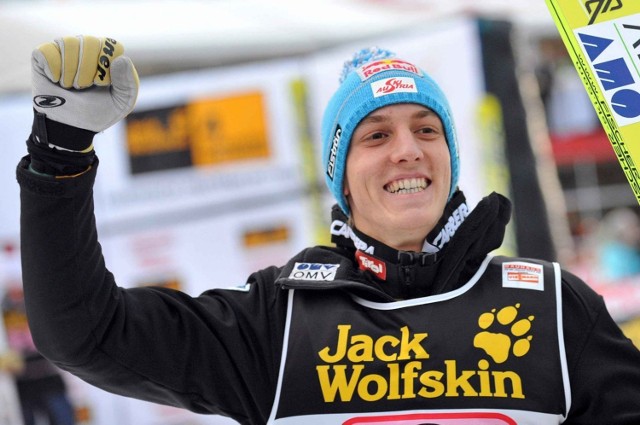 Austriak Gregor Schlierenzauer po zwycięstwie w finale 58. Turnieju Czterech Skoczni w Garmisch-Partenkirchen w Niemczech, 1 stycznia 2010.