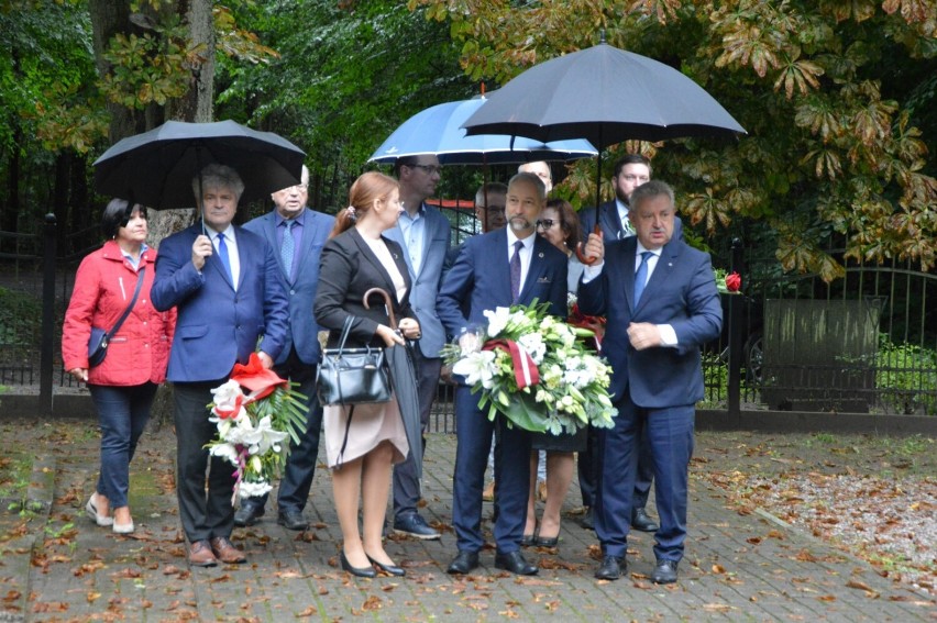 Krępa Kaszubska. Wicepremier Łotwy złożył kwiaty na grobie Konstantina Čakste, ofiary Marszu Śmierci