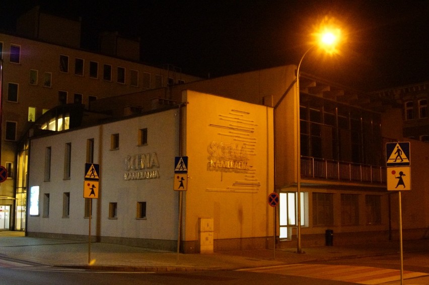 Neony rozświetlają gmach Sceny Kameralnej w Kaliszu