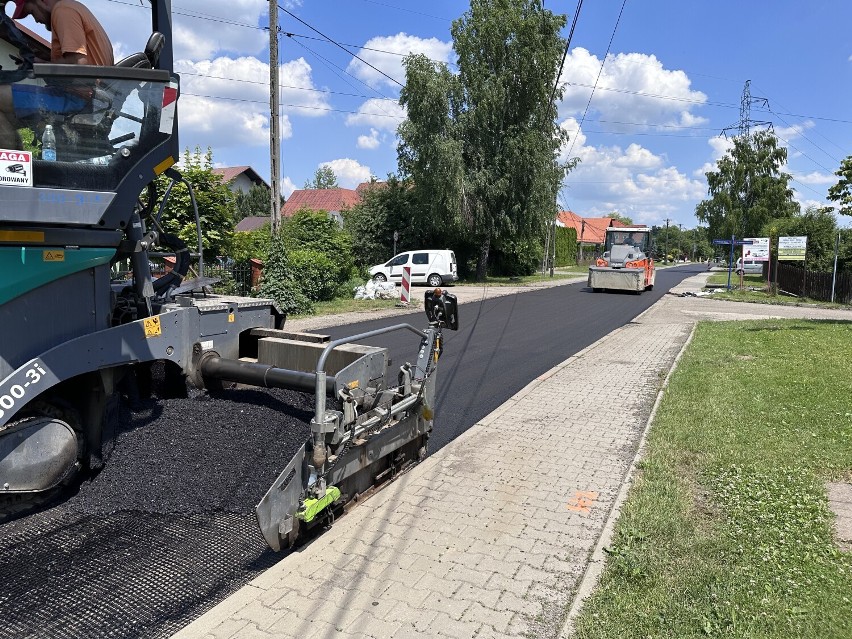 Wykonywanie nawierzchni asfaltowej na ulicy Witosa w Bochni,...