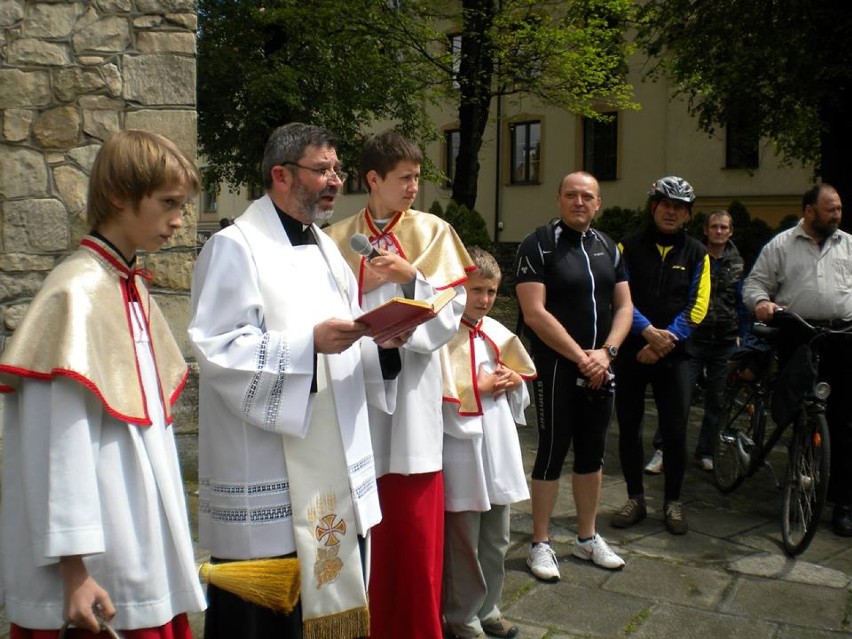 Zmagania rowerzystów rozpoczęły się od mszy świętej w...