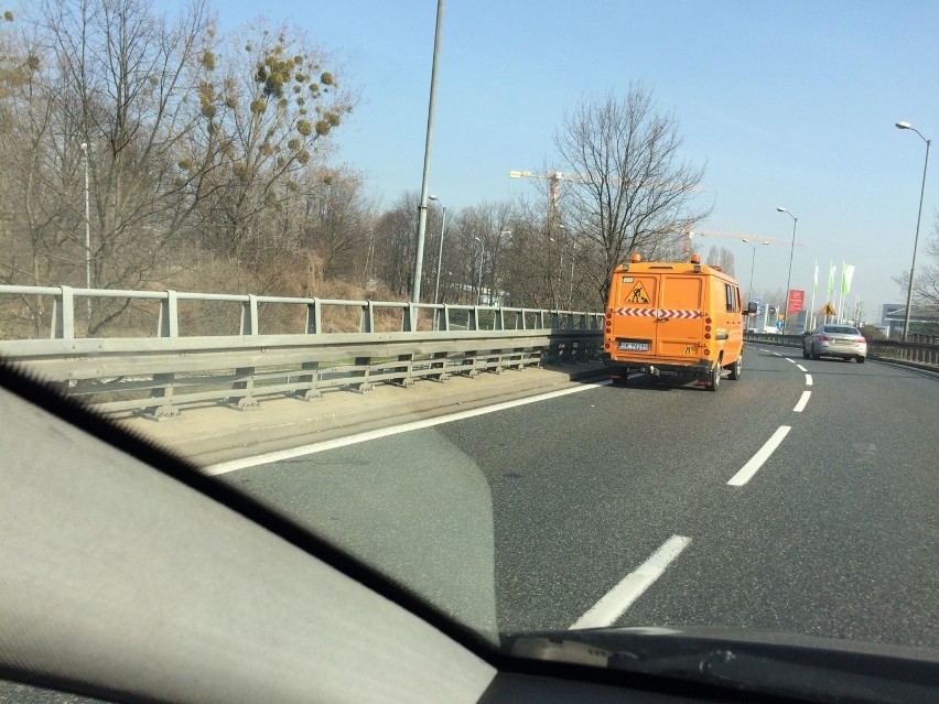 Utrudnienia na drogach w Katowicach. Drogowcy wymieniają bariery na zjeździe z DK79 na DK86. Korkuje się DTŚ