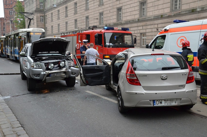 Wypadek na Podwalu. Auta zablokowały torowisko (ZDJĘCIA)