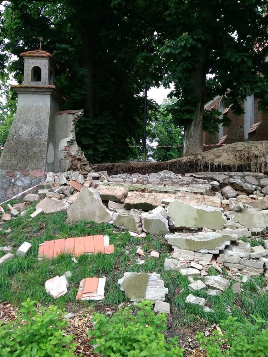 Z powodu intensywnego deszczu osunął się mur przy kościele w Łeknie 