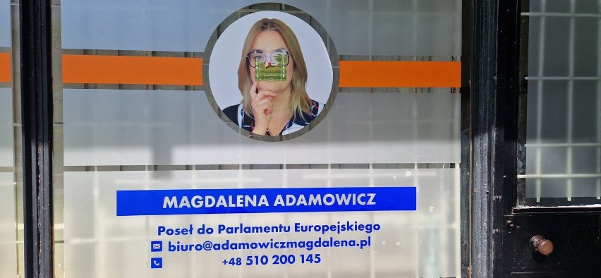 Malbork. Politycy Platformy Obywatelskiej z zaklejonymi twarzami. Incydent w biurze poselskim
