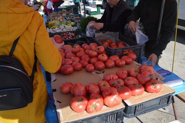 Sprawdziliśmy, jakie były ceny warzyw i owoców na targu w Stalowej Woli w piątek, 14 kwietnia. Zobacz na kolejnych slajdach >>>