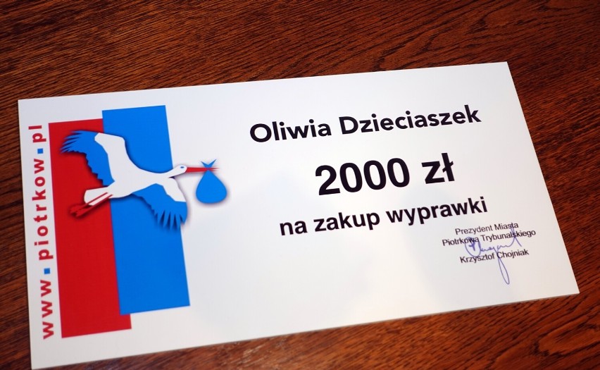 Pierwsza piotrkowianka urodzona w 2024 roku nagrodzona przez prezydenta Piotrkowa Krzysztofa Chojniaka ZDJĘCIA