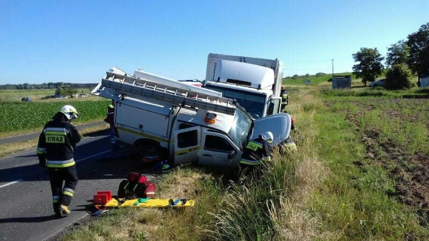 Na drodze z Czempinia do Mosiny mammobus zderzył się z samochodem pogotowia energetycznego 