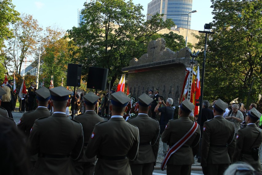 Marsz Pamięci przeszedł ulicami Warszawy. Oddali hołd...