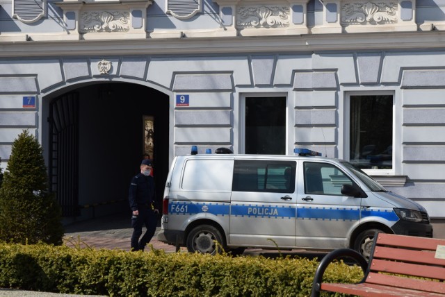 Interwencja policji na ul. Królewskiej w Wieluniu. Zgłoszono łamanie obostrzeń