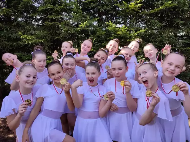 Medale i puchary dla ATS "Jaskółki z Piotrkowa na XVI Ogólnopolskim Turnieju Formacji Tanecznych Suchedniów 2024