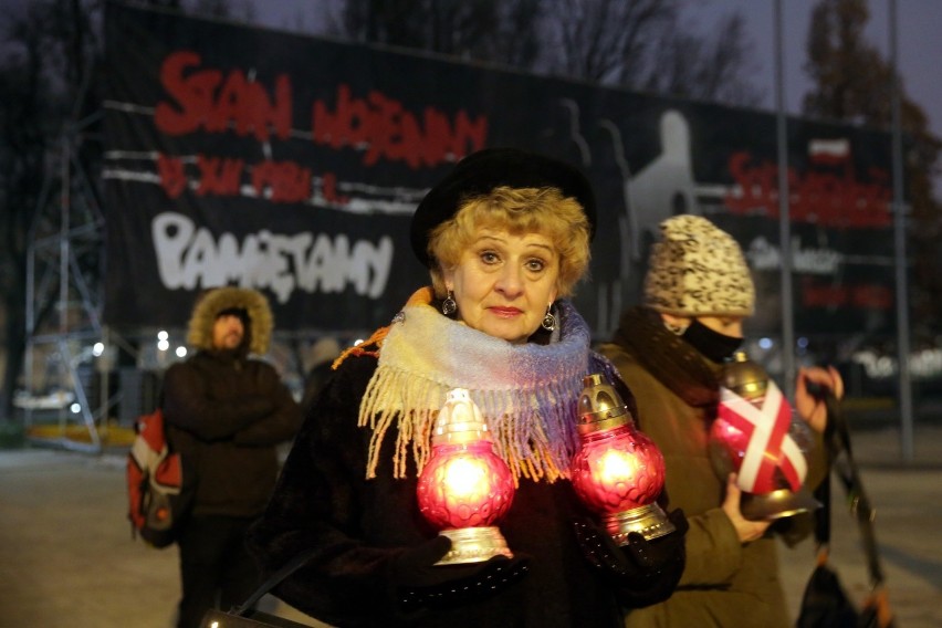 Na placu Litewskim w Lublinie zapłonął biało-czerwony krzyż. Zobacz zdjęcia