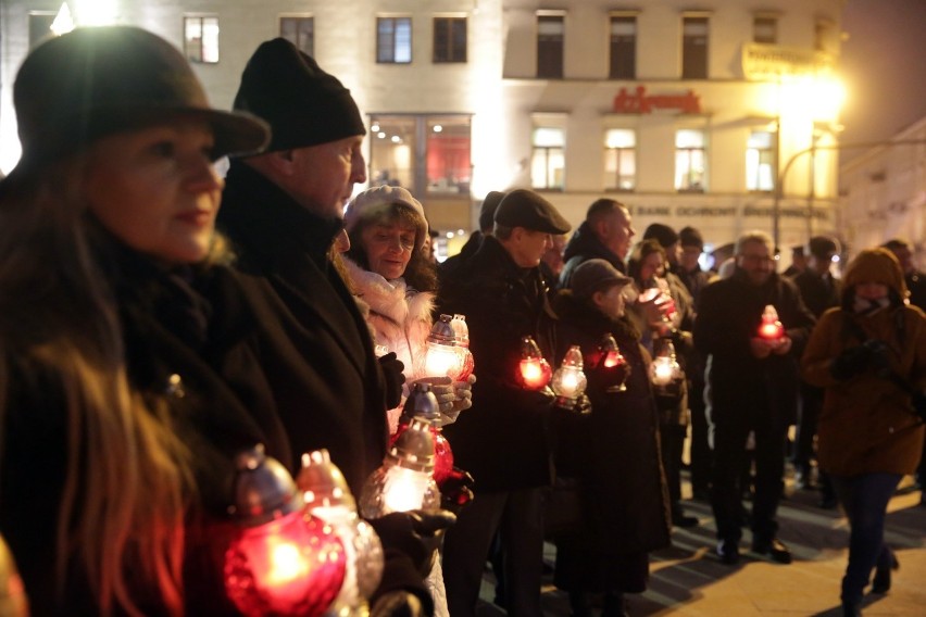 Na placu Litewskim w Lublinie zapłonął biało-czerwony krzyż. Zobacz zdjęcia