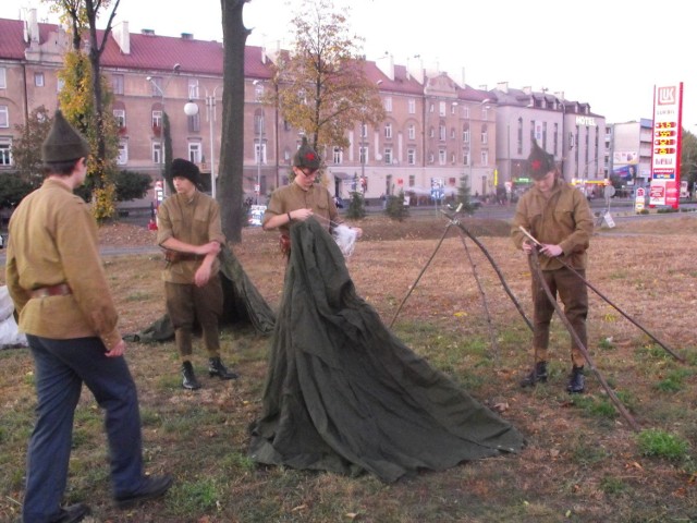 Piechota bolszewicka rozkłada się ze swym obozem. Fot. Szymon Stępień